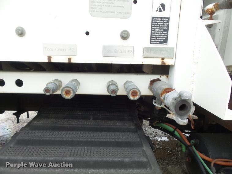 image for item K7629 2004 International 7400 service truck