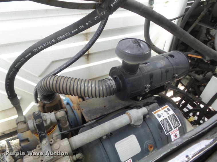 image for item K7629 2004 International 7400 service truck