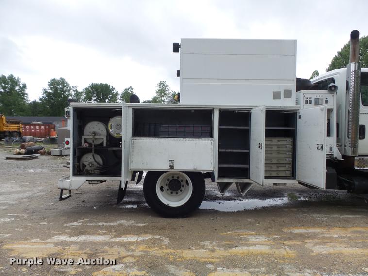 image for item K7629 2004 International 7400 service truck