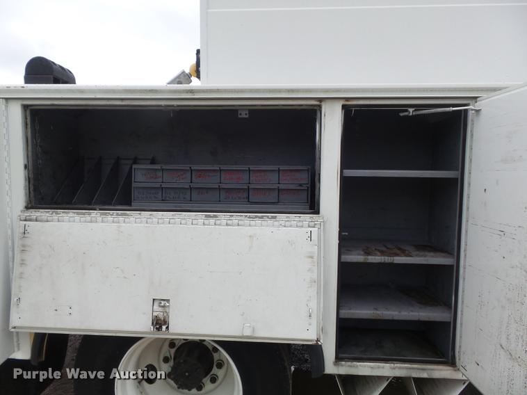 image for item K7629 2004 International 7400 service truck