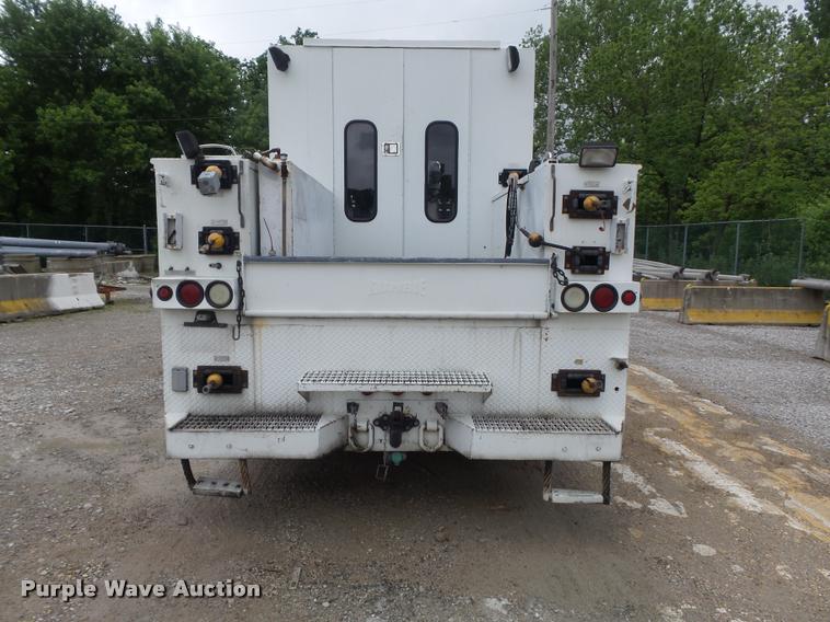 image for item K7629 2004 International 7400 service truck