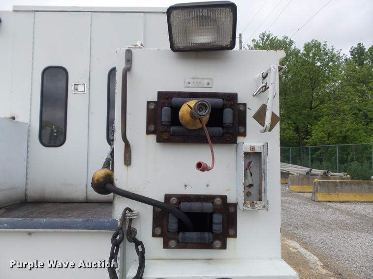 image for item K7629 2004 International 7400 service truck