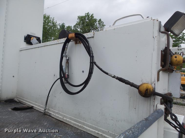 image for item K7629 2004 International 7400 service truck