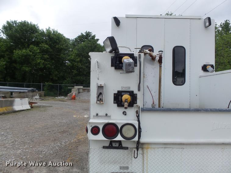 image for item K7629 2004 International 7400 service truck