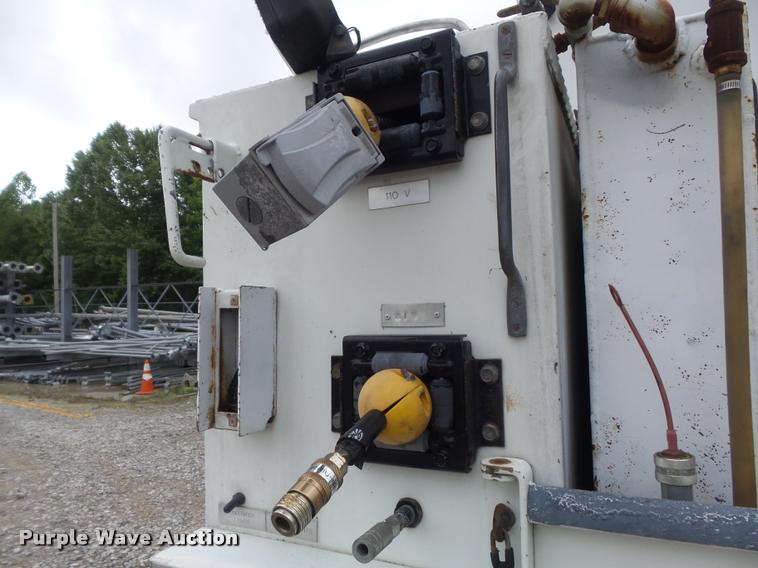 image for item K7629 2004 International 7400 service truck