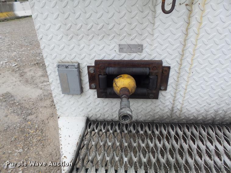 image for item K7629 2004 International 7400 service truck