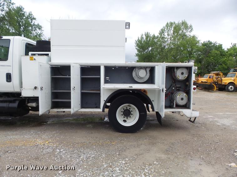 image for item K7629 2004 International 7400 service truck