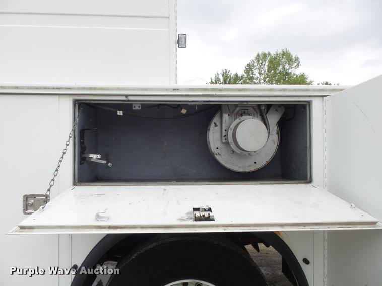 image for item K7629 2004 International 7400 service truck