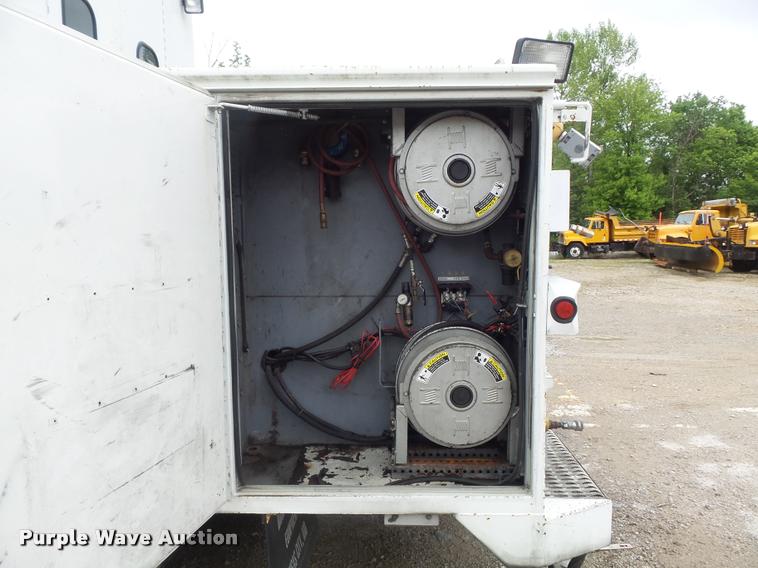 image for item K7629 2004 International 7400 service truck