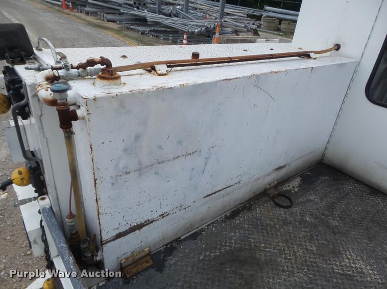 image for item K7629 2004 International 7400 service truck