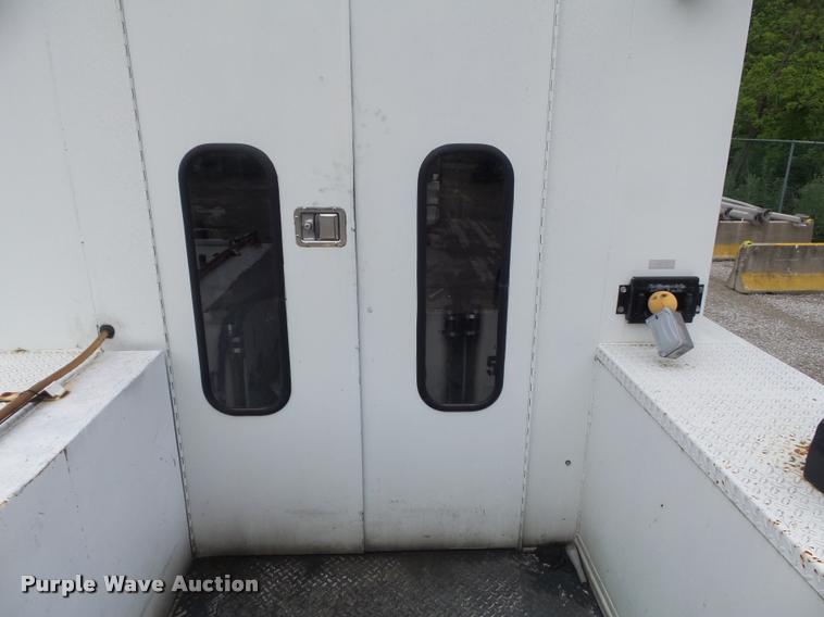 image for item K7629 2004 International 7400 service truck