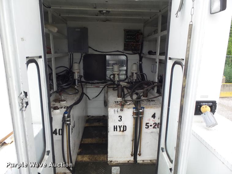 image for item K7629 2004 International 7400 service truck