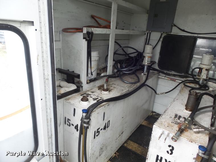 image for item K7629 2004 International 7400 service truck