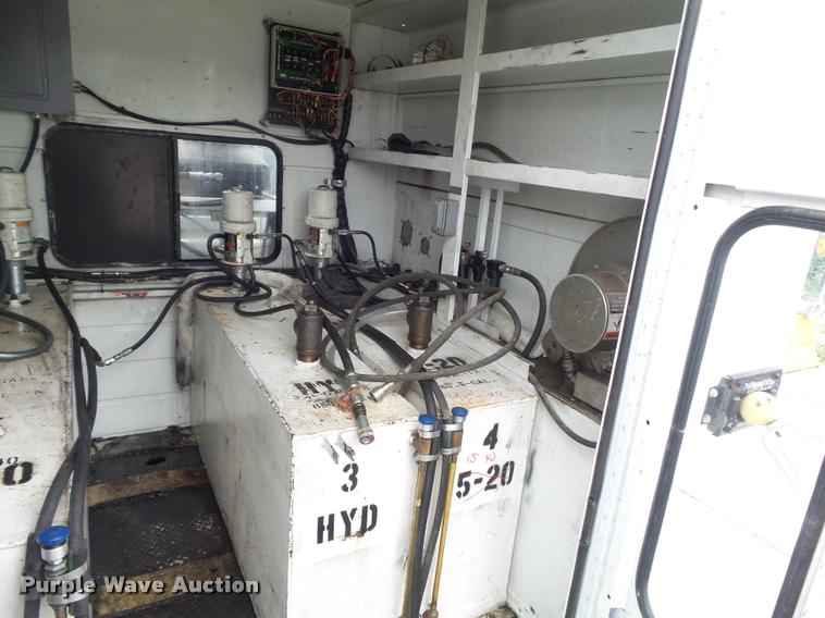 image for item K7629 2004 International 7400 service truck