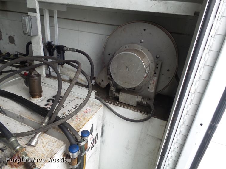 image for item K7629 2004 International 7400 service truck