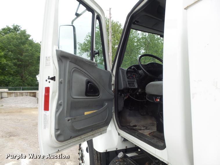 image for item K7629 2004 International 7400 service truck