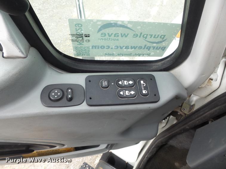 image for item K7629 2004 International 7400 service truck