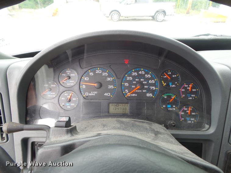 image for item K7629 2004 International 7400 service truck