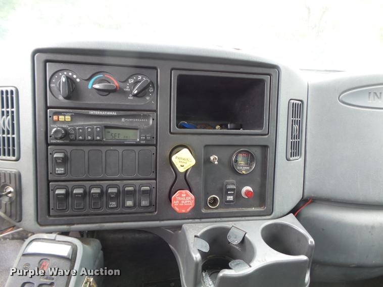 image for item K7629 2004 International 7400 service truck