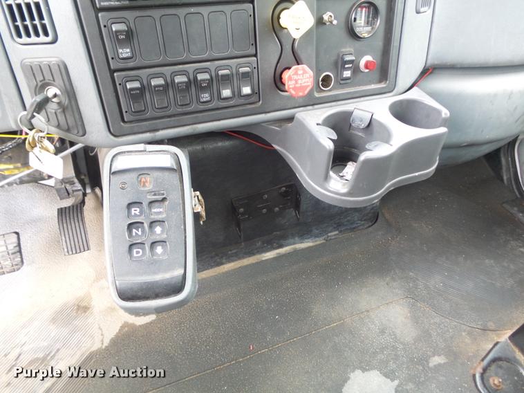 image for item K7629 2004 International 7400 service truck