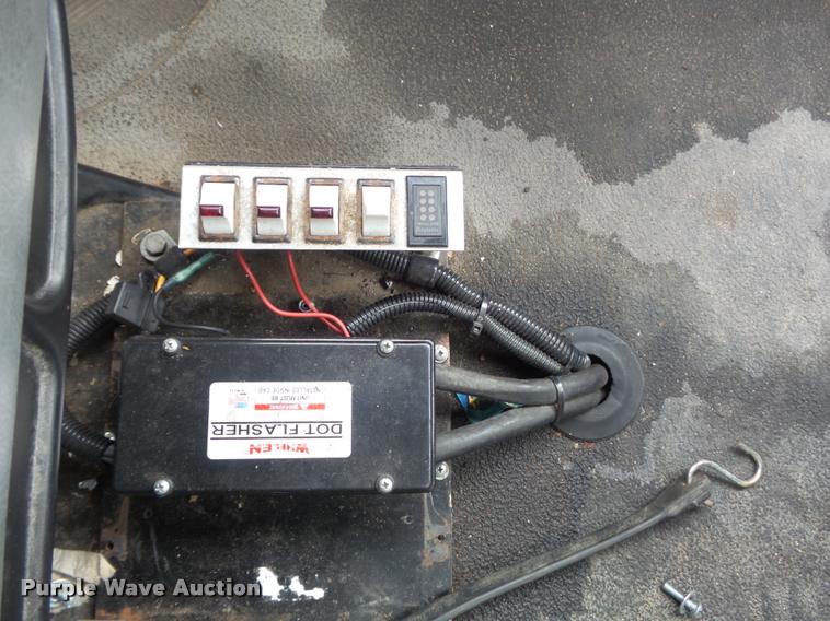 image for item K7629 2004 International 7400 service truck