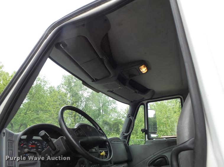 image for item K7629 2004 International 7400 service truck