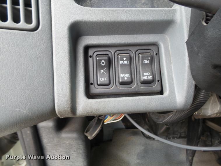 image for item K7629 2004 International 7400 service truck