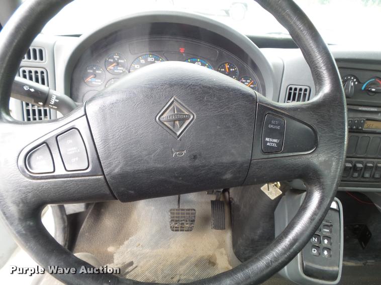 image for item K7629 2004 International 7400 service truck