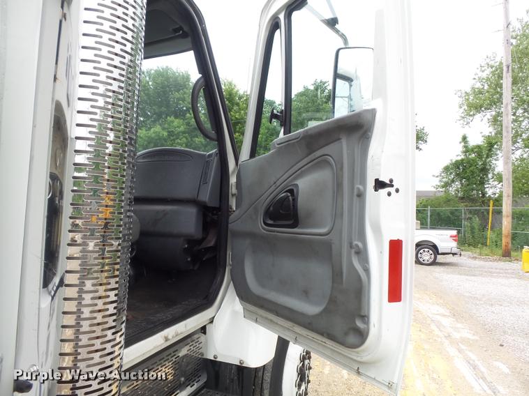 image for item K7629 2004 International 7400 service truck