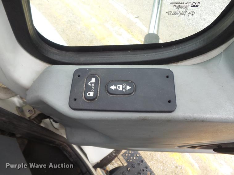 image for item K7629 2004 International 7400 service truck