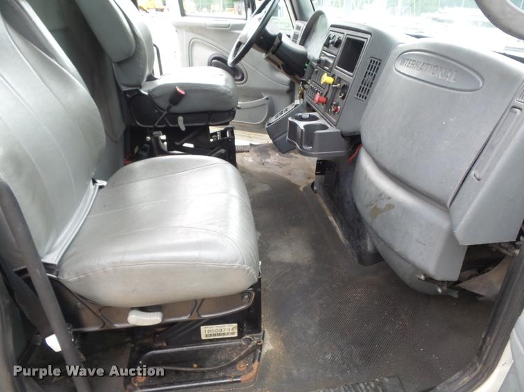 image for item K7629 2004 International 7400 service truck