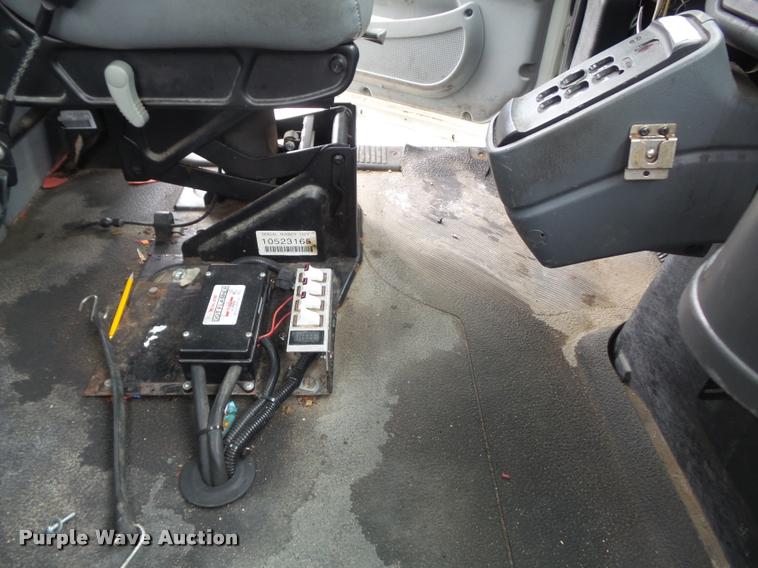 image for item K7629 2004 International 7400 service truck