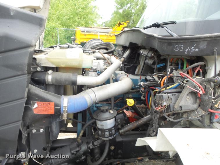 image for item K7629 2004 International 7400 service truck