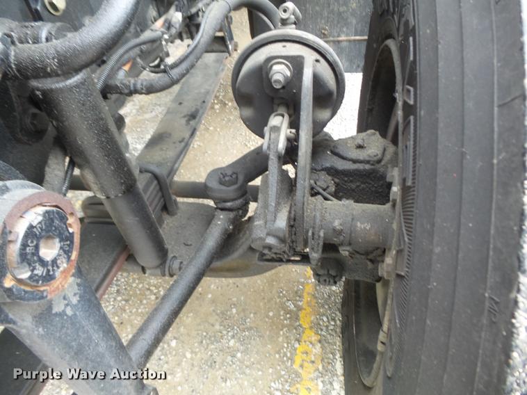 image for item K7629 2004 International 7400 service truck