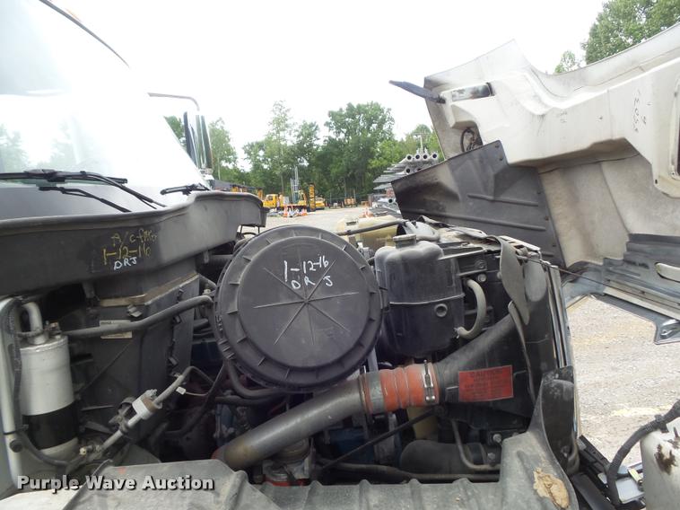 image for item K7629 2004 International 7400 service truck