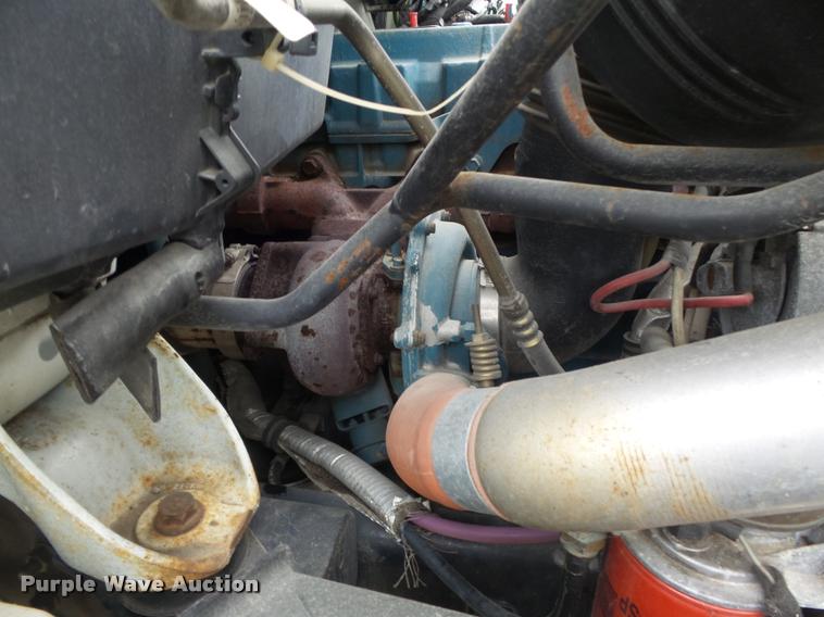 image for item K7629 2004 International 7400 service truck