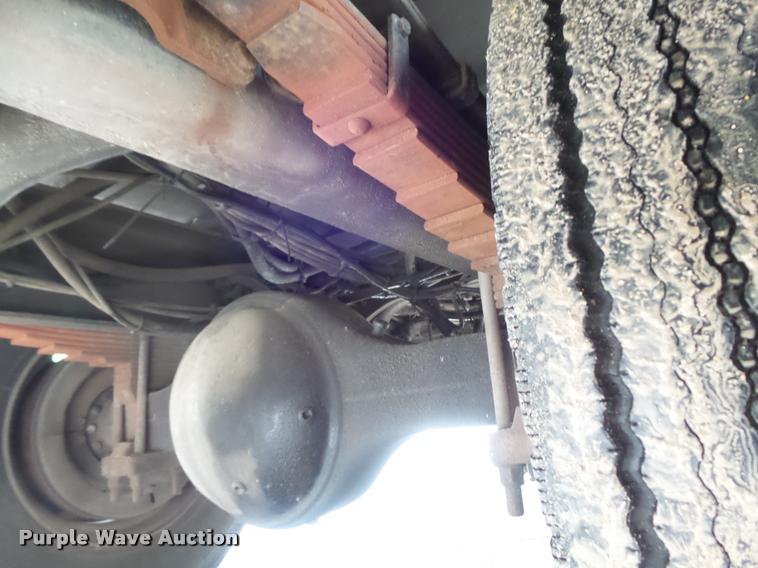 image for item K7629 2004 International 7400 service truck