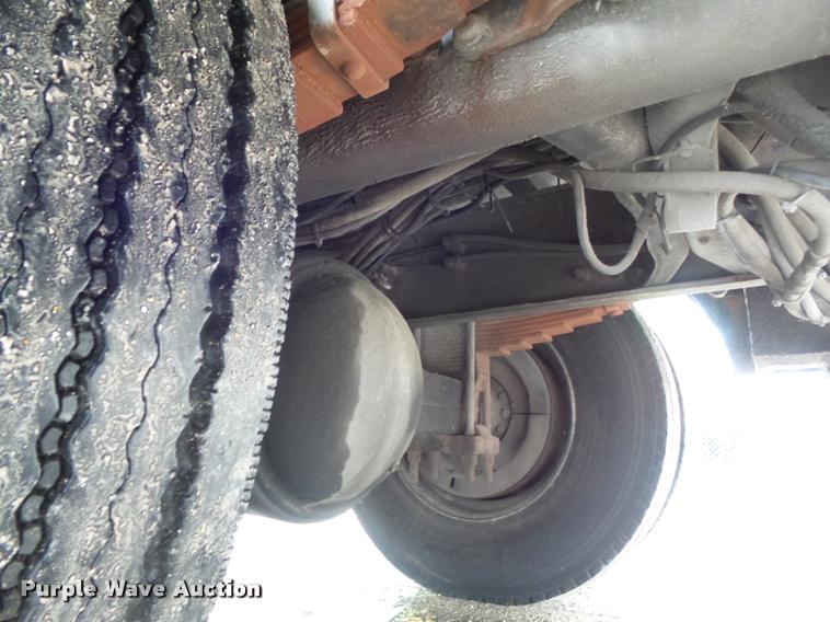 image for item K7629 2004 International 7400 service truck