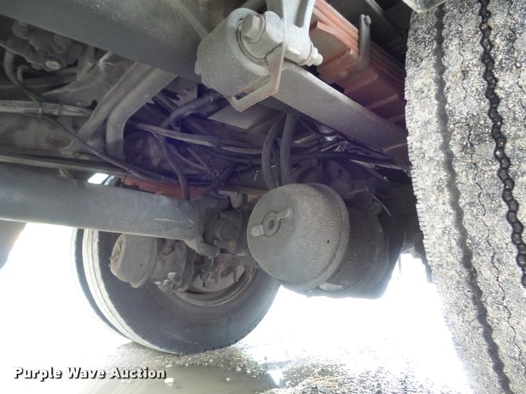 image for item K7629 2004 International 7400 service truck