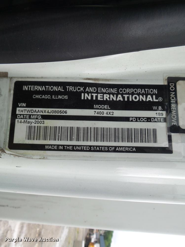 image for item K7629 2004 International 7400 service truck