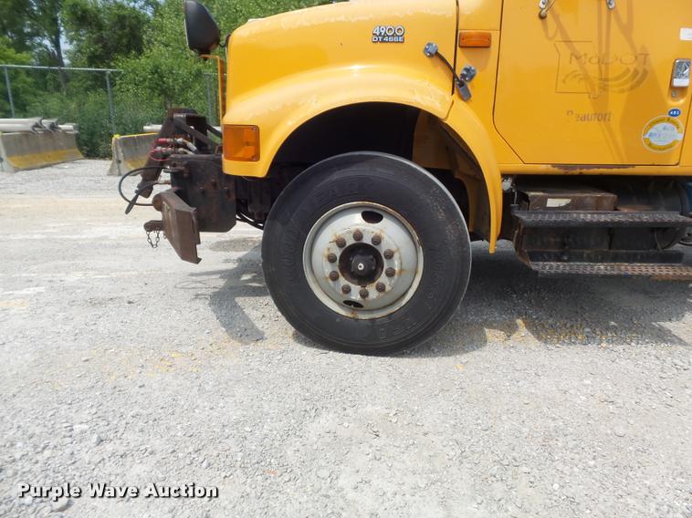 image for item K7632 2000 International 4900 dump truck