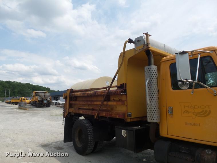 image for item K7632 2000 International 4900 dump truck
