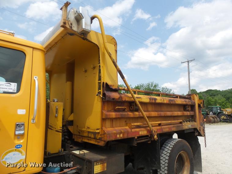 image for item K7632 2000 International 4900 dump truck