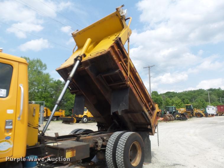 image for item K7632 2000 International 4900 dump truck