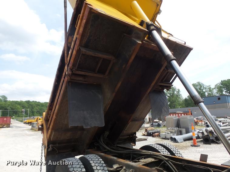 image for item K7632 2000 International 4900 dump truck