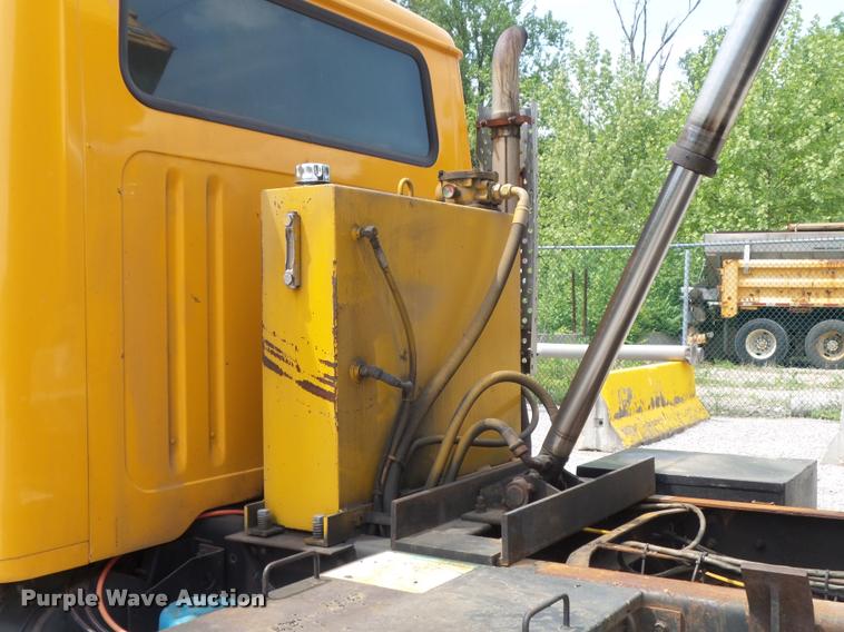 image for item K7632 2000 International 4900 dump truck