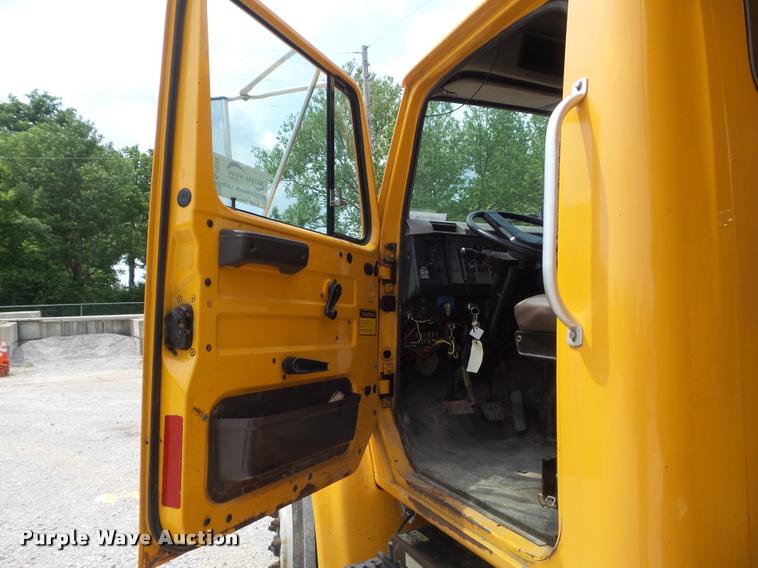 image for item K7632 2000 International 4900 dump truck