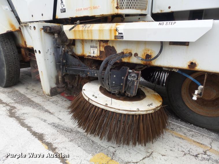 image for item K7633 2003 Johnston 3000 street sweeper