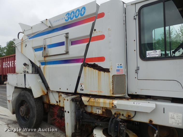 image for item K7633 2003 Johnston 3000 street sweeper