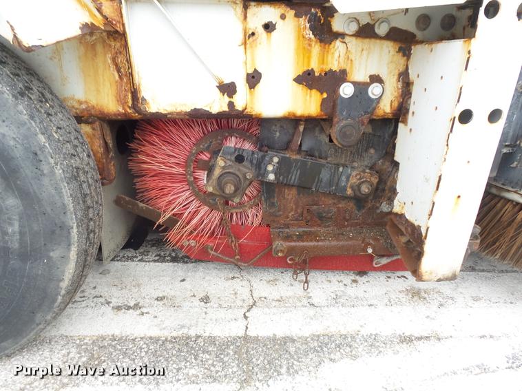 image for item K7633 2003 Johnston 3000 street sweeper